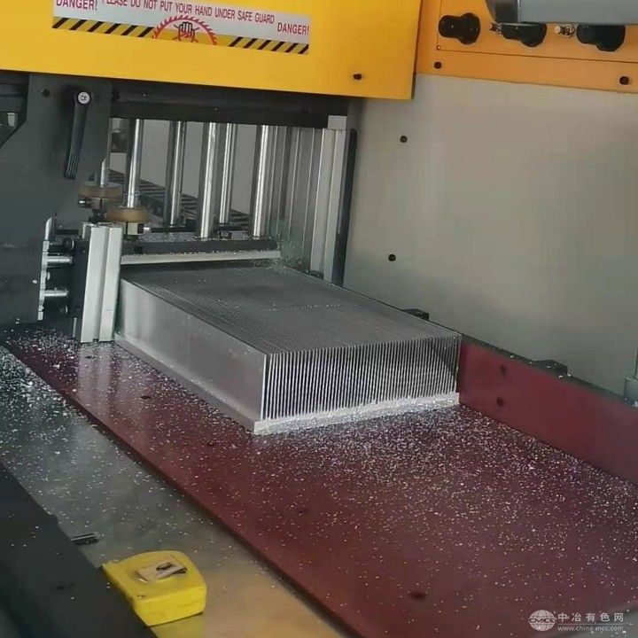 數(shù)控鋁合金切割機